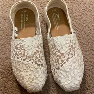 Lace cream colored Toms